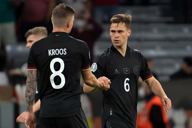 Kimmich mất vị trí tại ĐT Đức khi Toni Kroos trở lại